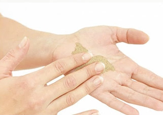 適量を手に取る