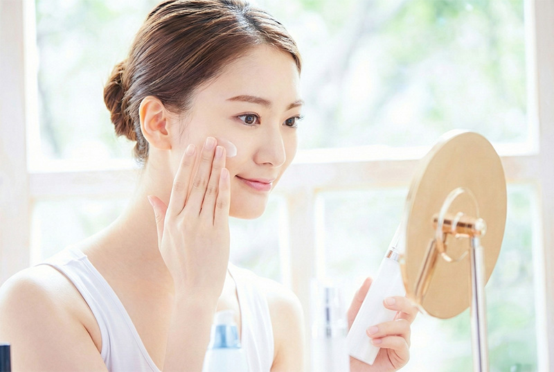 STEP 02 クリームをなじませる